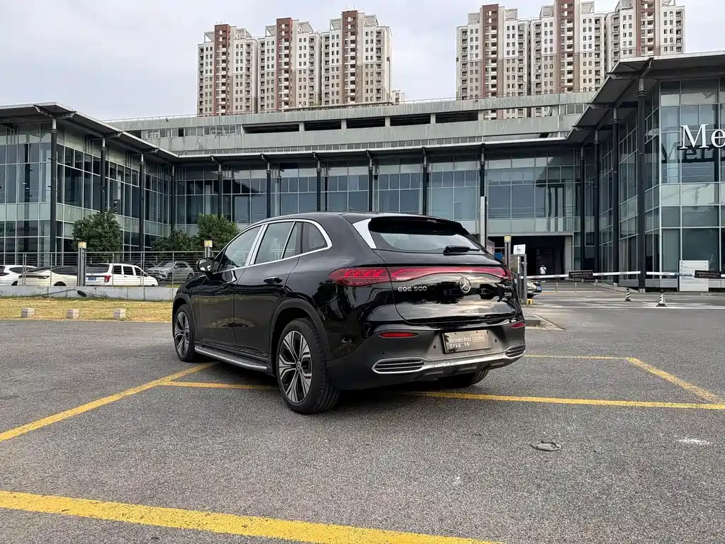 Mercedes-Benz EQE SUV — миниатюра 18