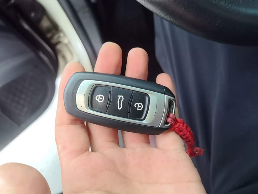 Geely Vision X3 1.5 л 2021 г. желто-оранжевый, пробег 36000 км