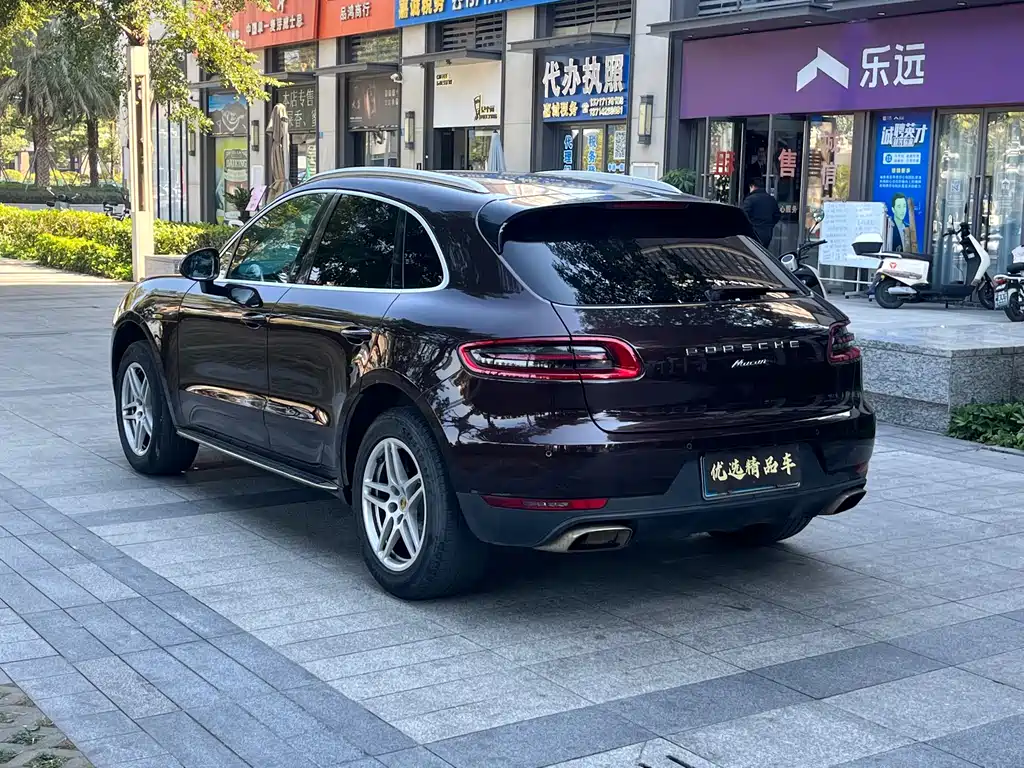 PORSCHE MACAN
