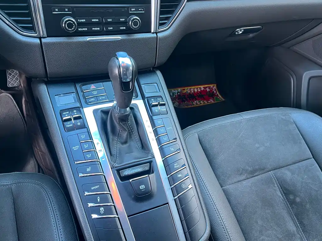 PORSCHE MACAN