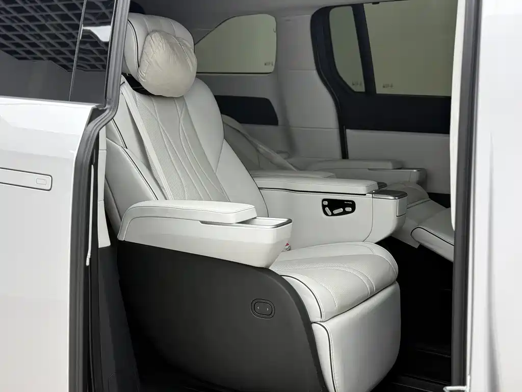 XPeng X9 — миниатюра 24