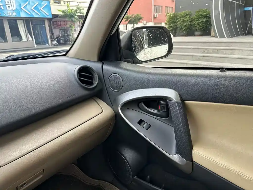 Toyota RAV4 — миниатюра 13
