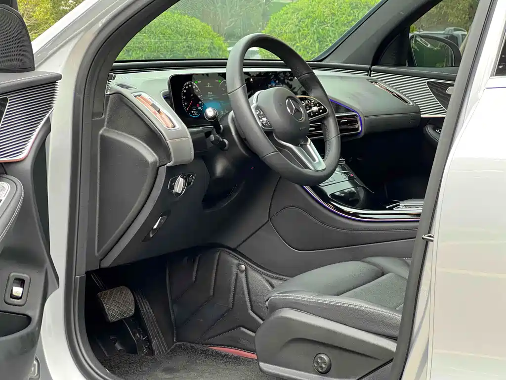 Mercedes-Benz EQC - фото 6