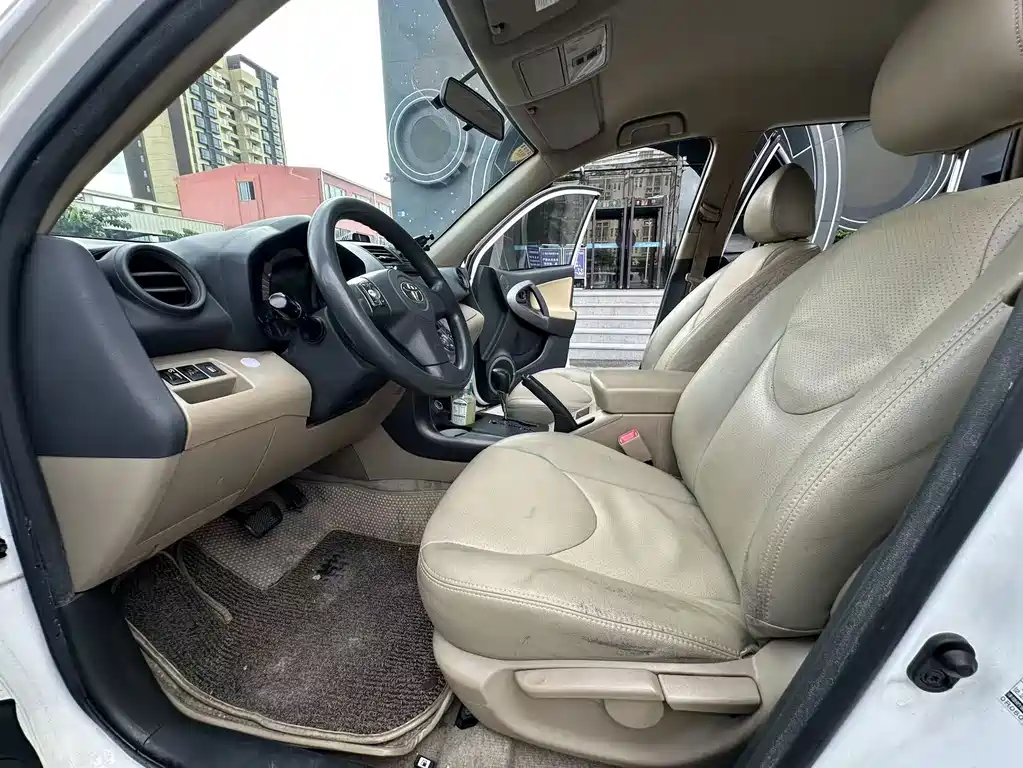 Toyota RAV4 — миниатюра 7