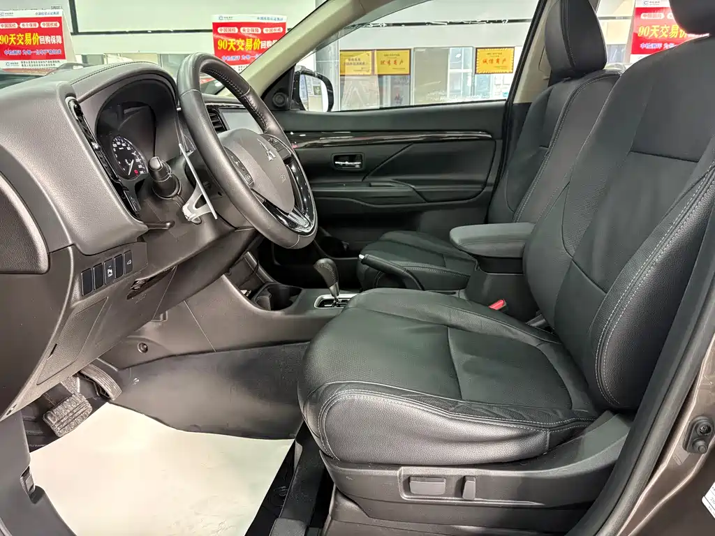 MITSUBISHI OUTLANDER