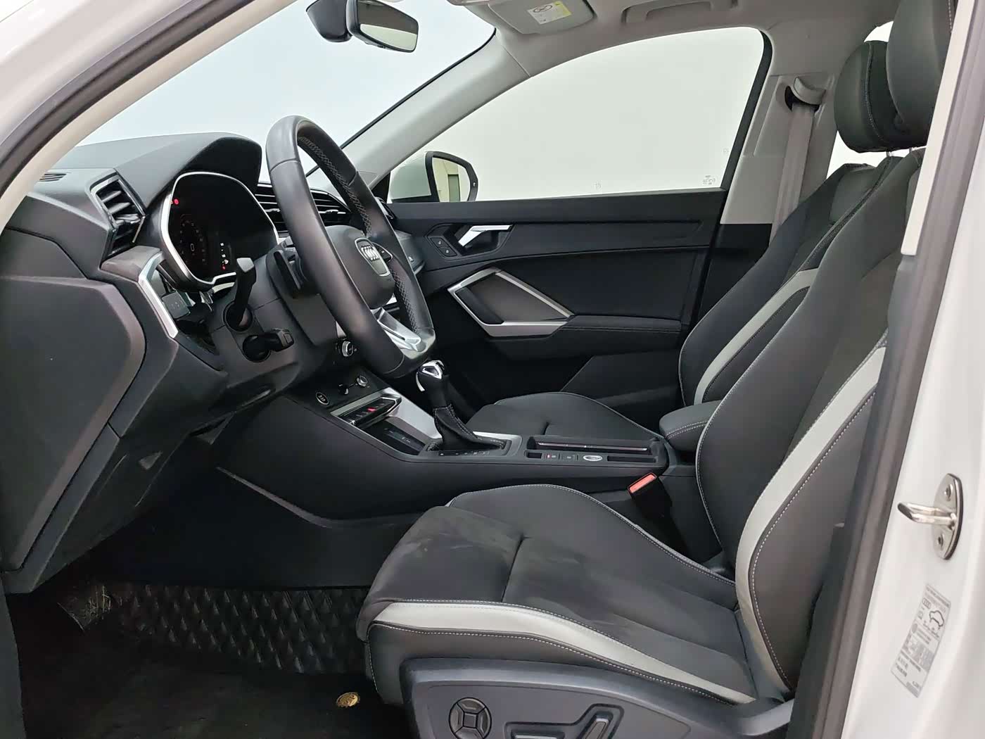Audi Q3 1.4 л 2022 г. Белый, пробег 18000 км