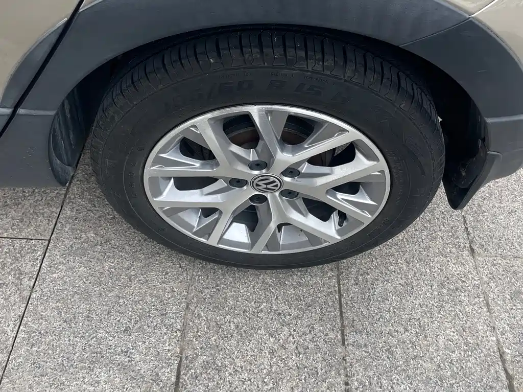 Volkswagen Polo 2014 1.6L Cross Polo AT