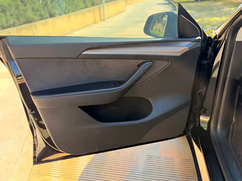 Tesla Model Y — миниатюра 28
