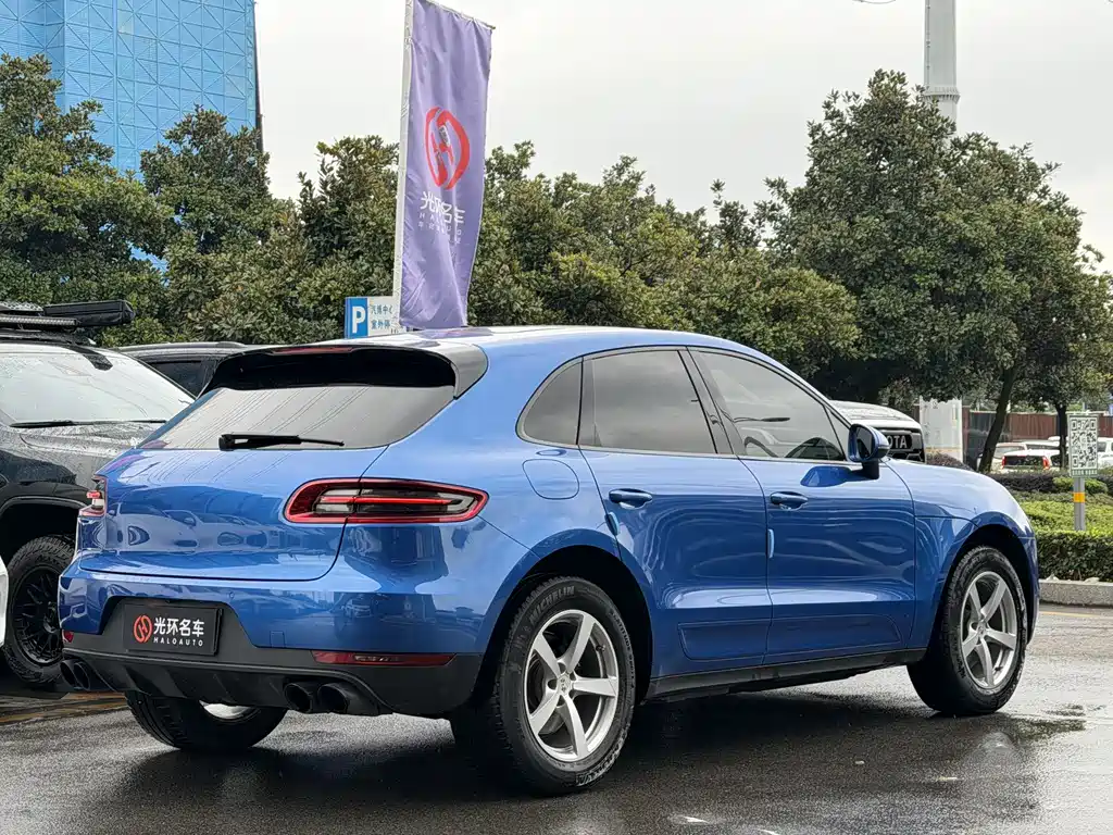 PORSCHE MACAN