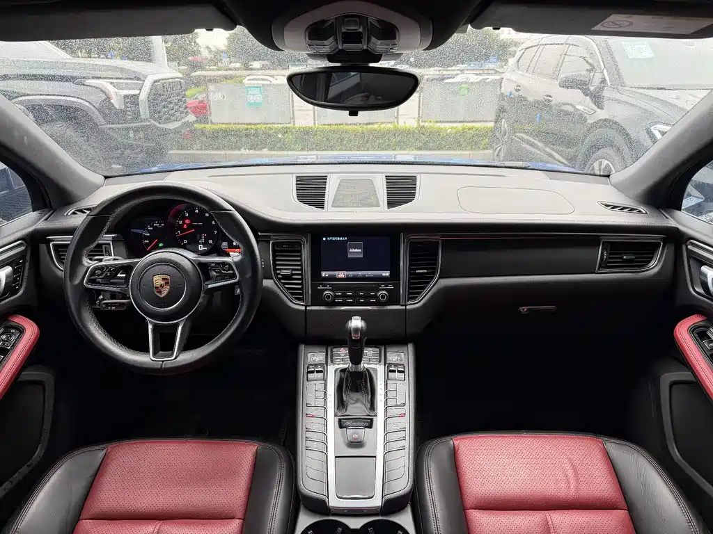 PORSCHE MACAN