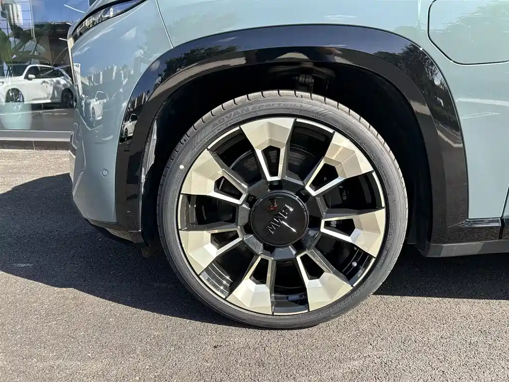 BMW XM — миниатюра 8
