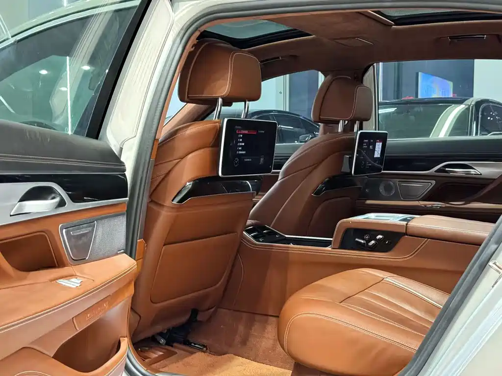 BMW 7 Series — миниатюра 6