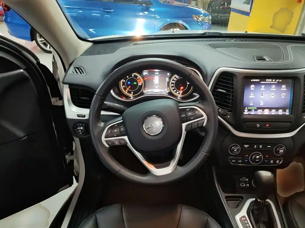 Jeep Cherokee — миниатюра 11