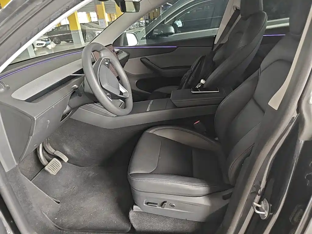 Tesla Model Y — миниатюра 15