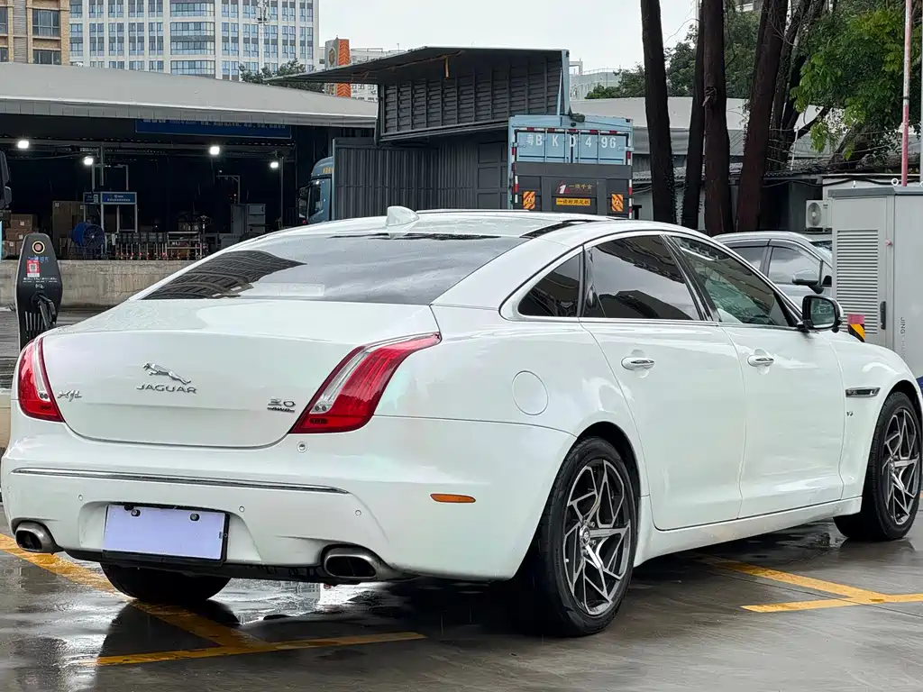Jaguar XJ — миниатюра 9