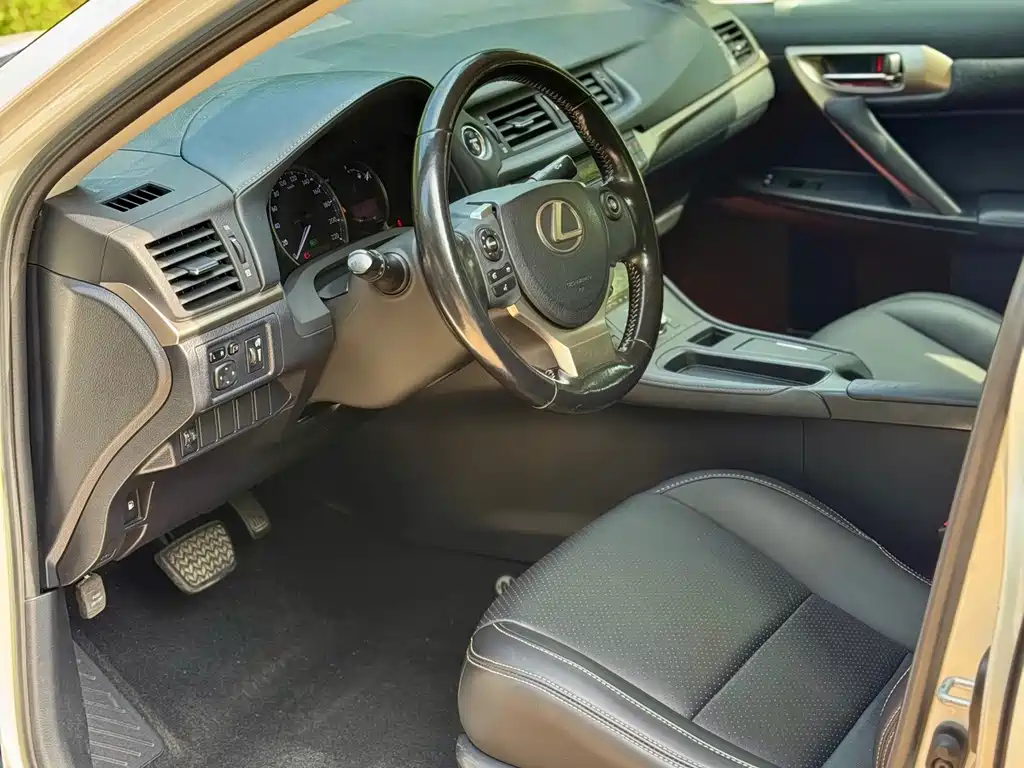 Lexus CT — миниатюра 7