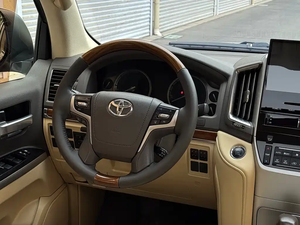 Toyota Land Cruiser 2017 5.7L