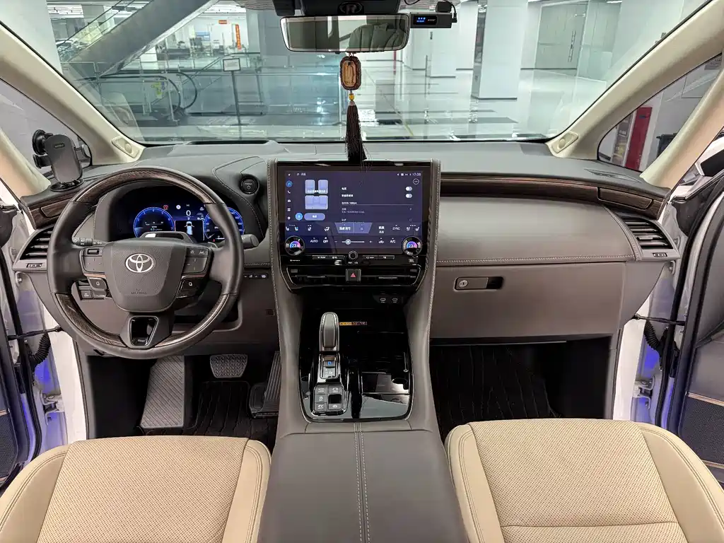 Toyota Alphard — миниатюра 5