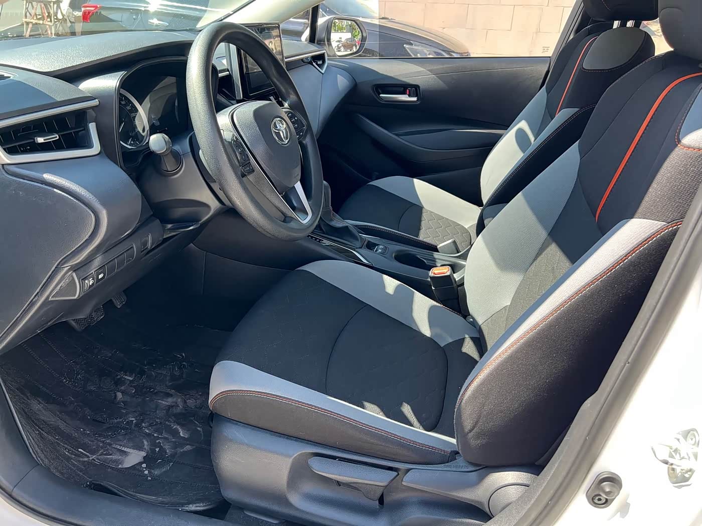 Toyota Corolla 1.2 л 2023 г. Белый, пробег 50000 км
