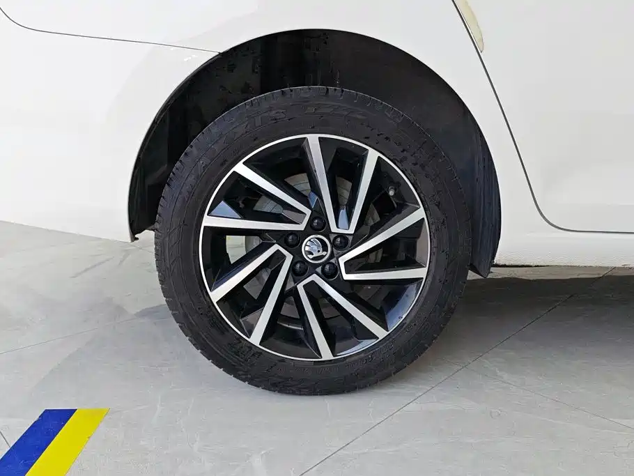 Skoda Rapid — миниатюра 6