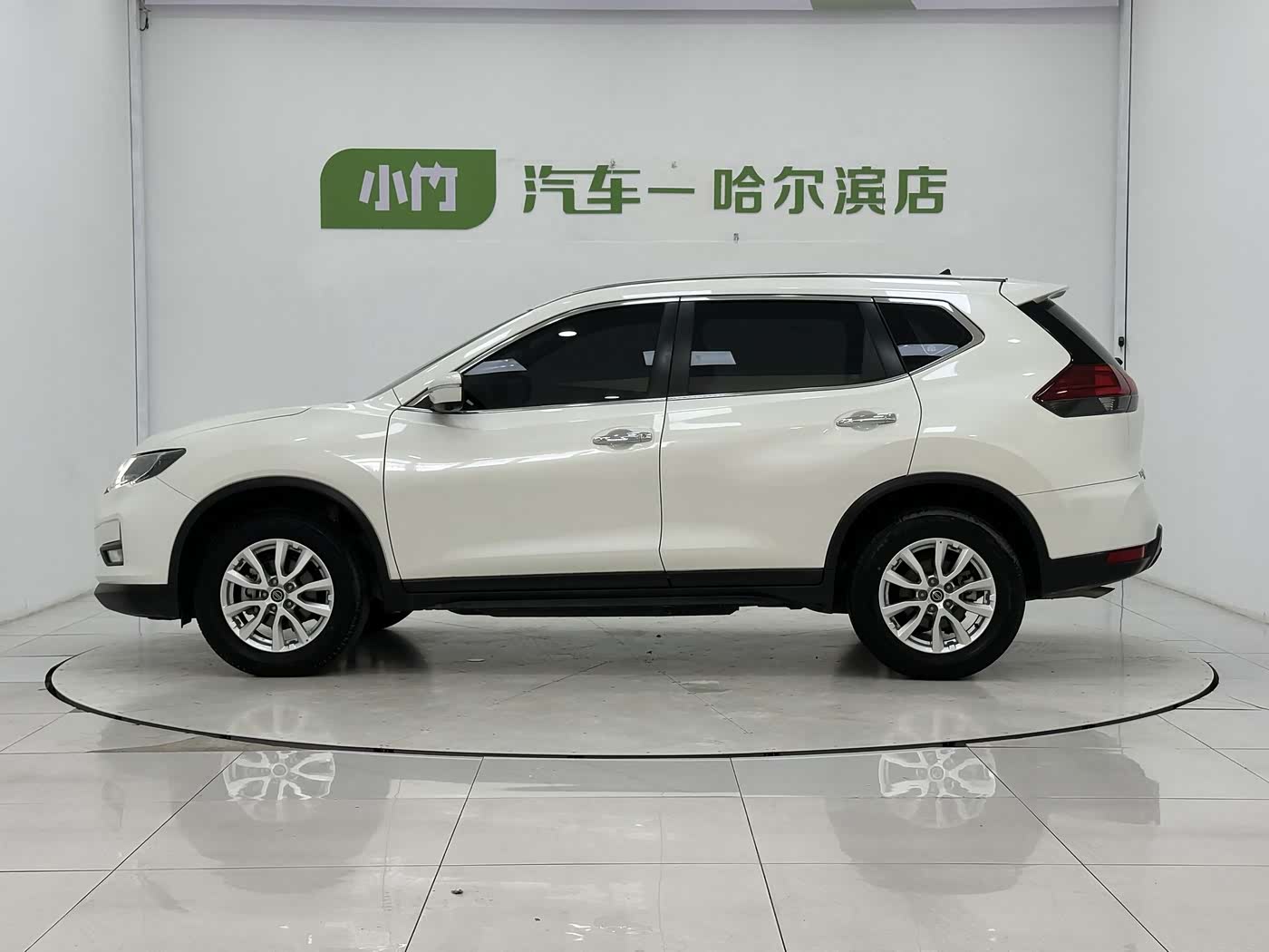 Nissan X-Trail 2.0 л 2023 г. Белый, пробег 26000 км