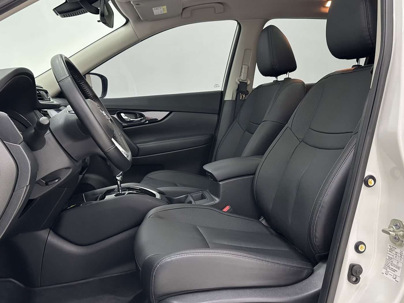 Nissan X-Trail 2.0 л 2023 г. Белый, пробег 26000 км
