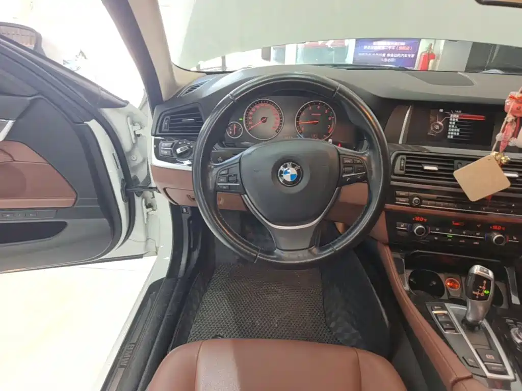 BMW 5 Series — миниатюра 11