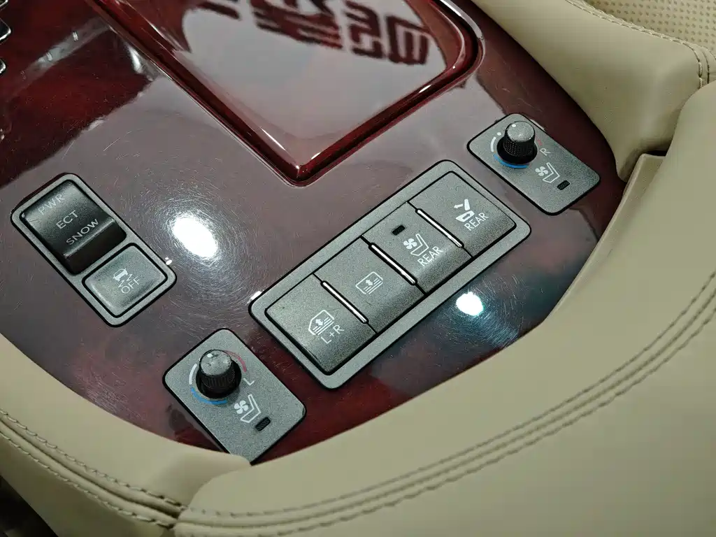 Lexus LS — миниатюра 17