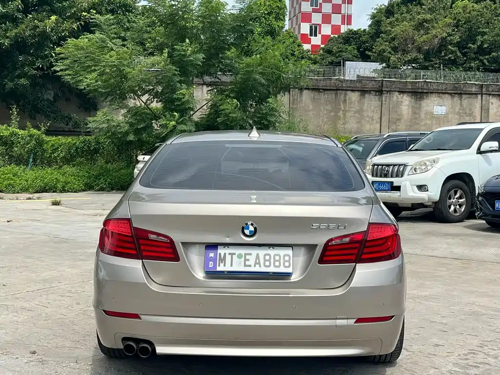 BMW 5 Series — миниатюра 8