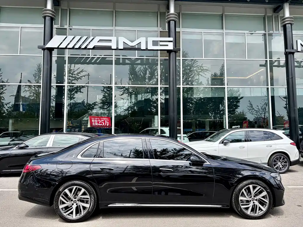 Mercedes-Benz E-Class — миниатюра 8