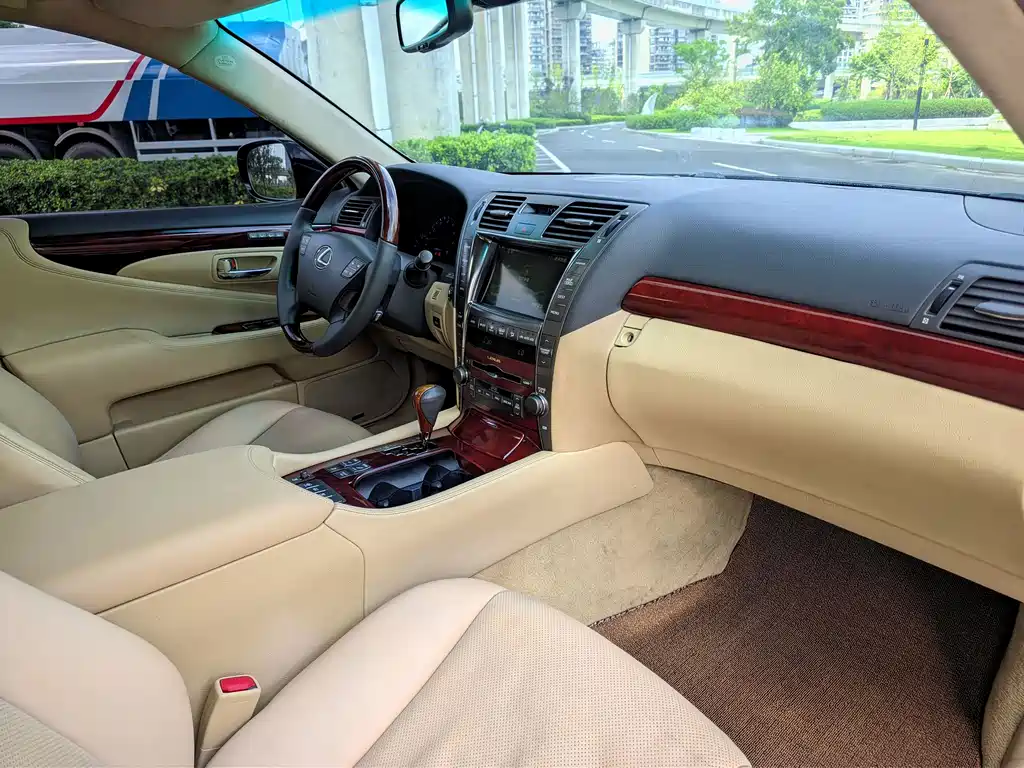 Lexus LS — миниатюра 6
