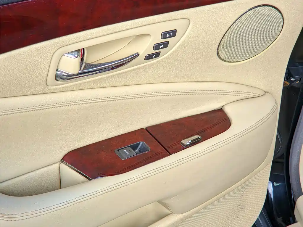 Lexus LS — миниатюра 13