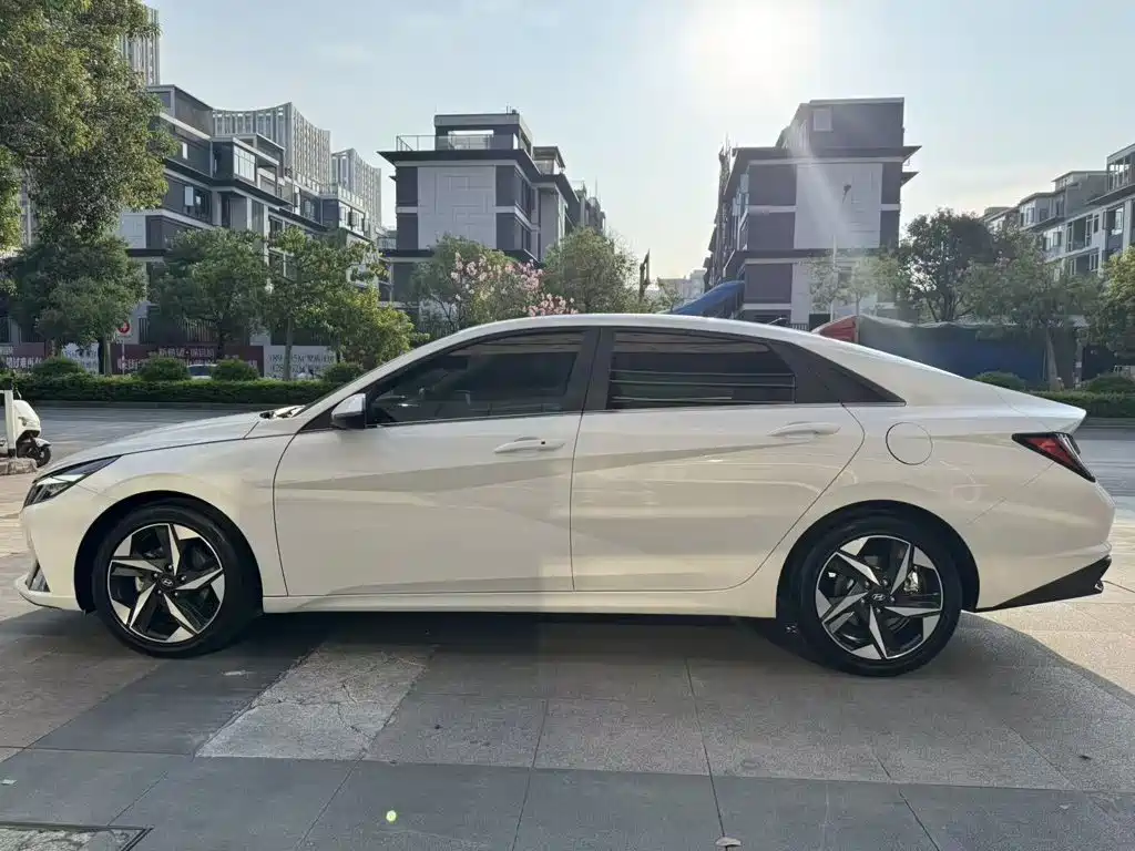 Hyundai Elantra — миниатюра 6