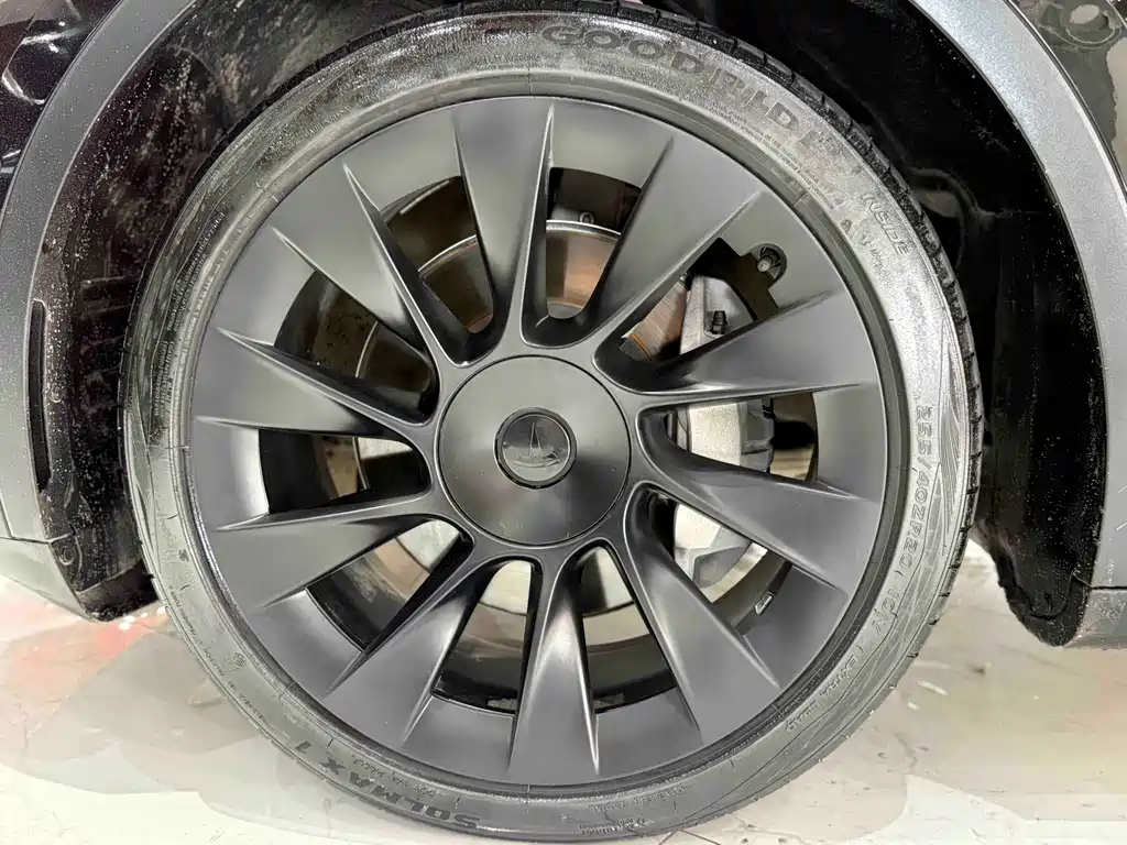 Tesla Model Y — миниатюра 12
