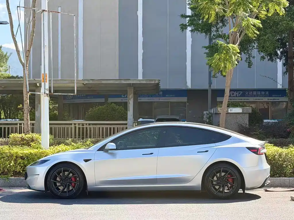 Tesla Model 3 — миниатюра 3