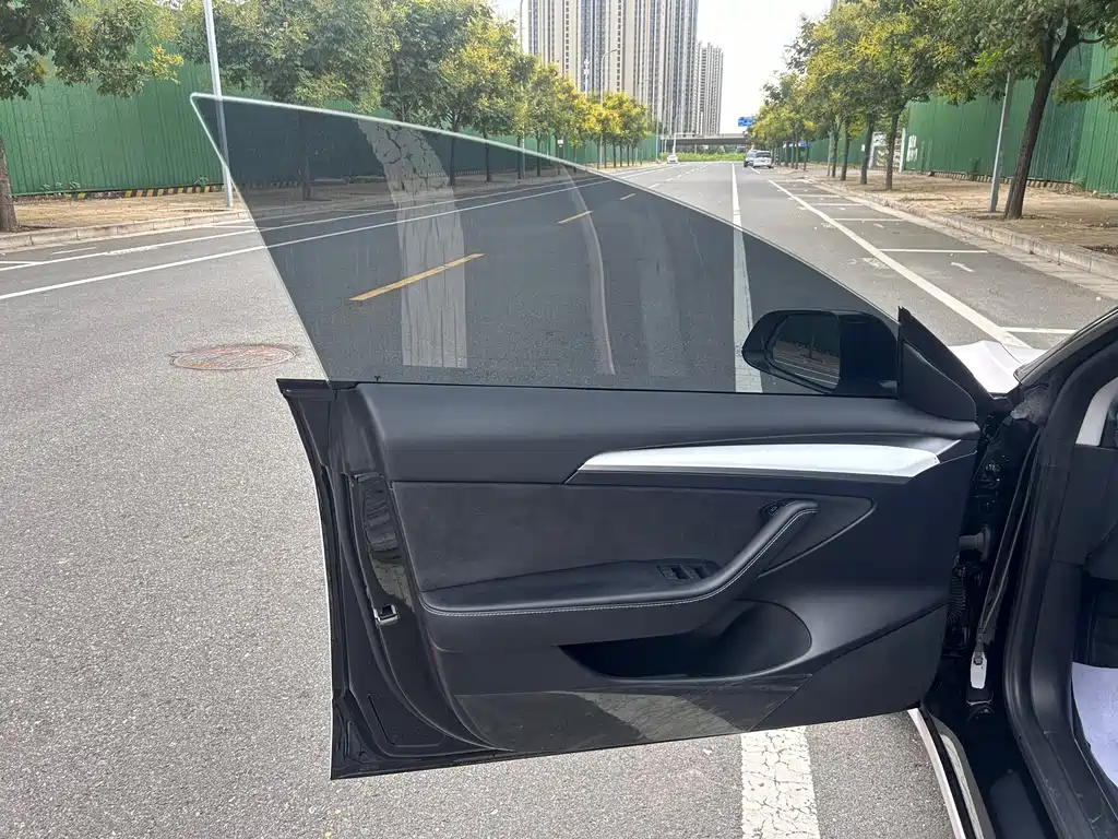 Tesla Model 3 — миниатюра 4