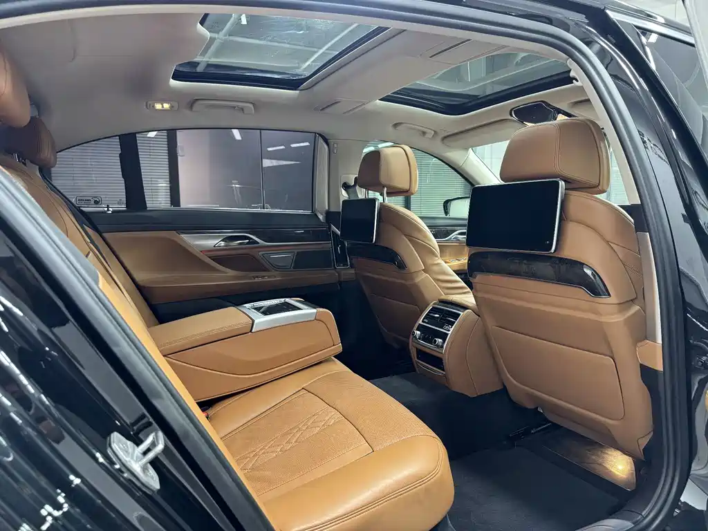 BMW 7 Series — миниатюра 13