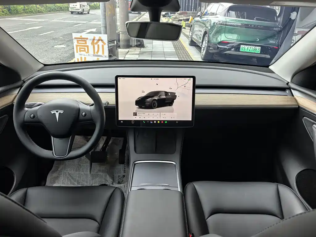 Tesla Model Y — миниатюра 9