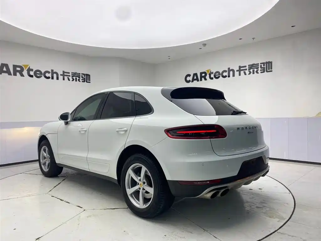 PORSCHE MACAN