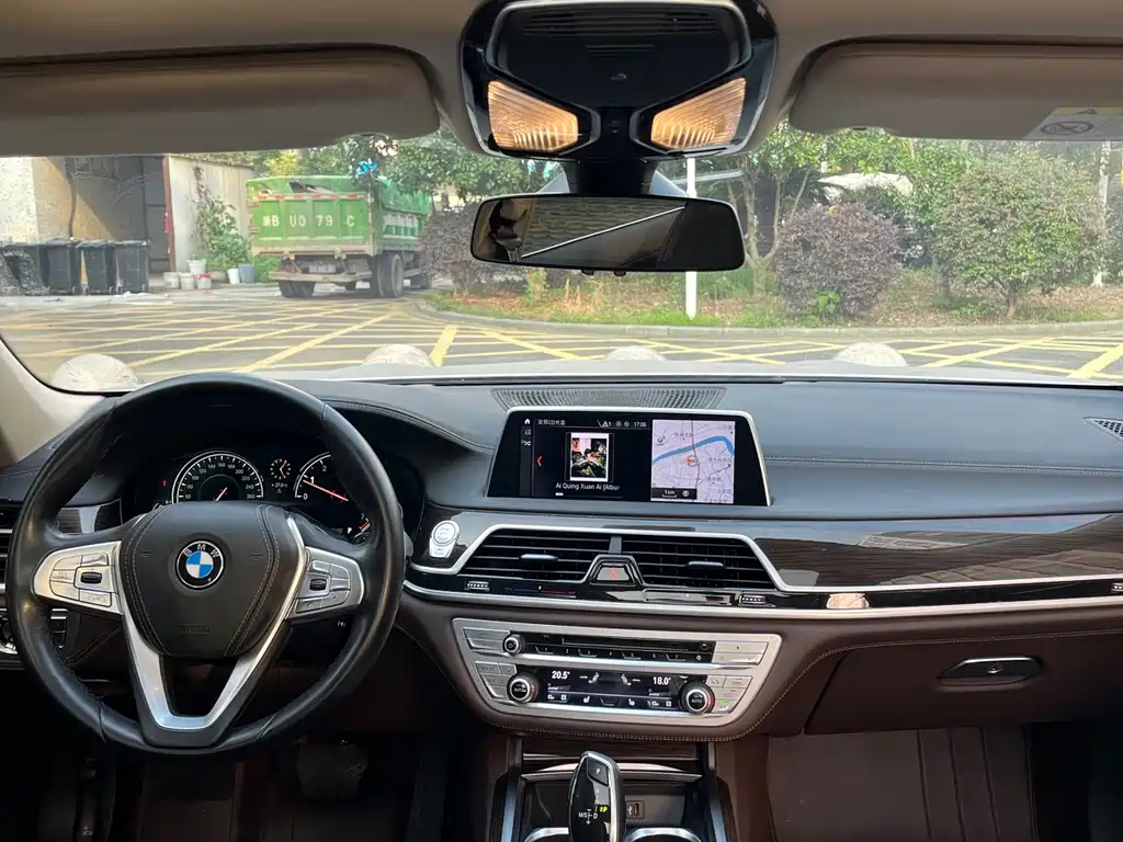 BMW 7 Series — миниатюра 9
