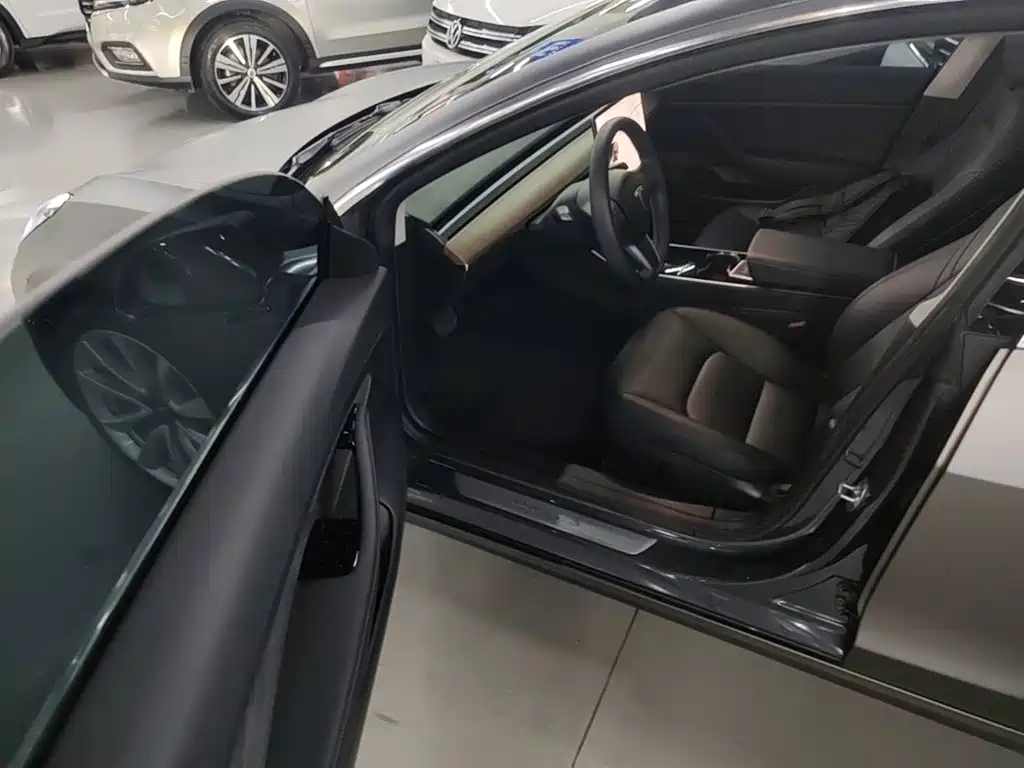 Tesla Model 3 — миниатюра 16