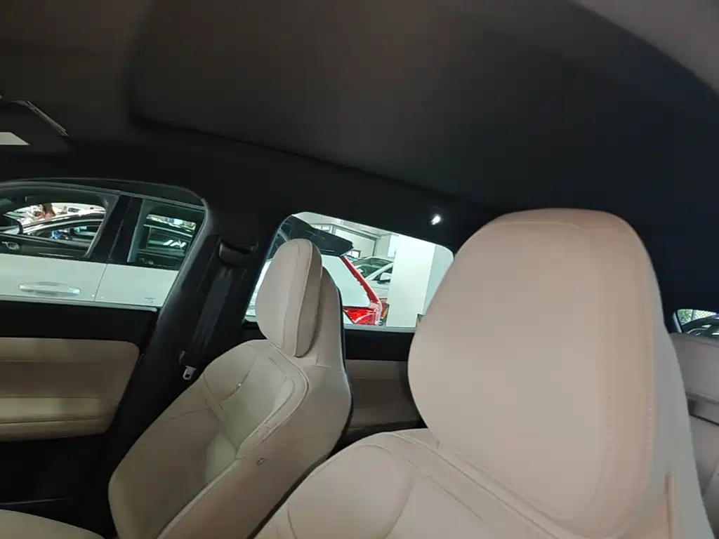 Volvo XC70 PHEV — миниатюра 18