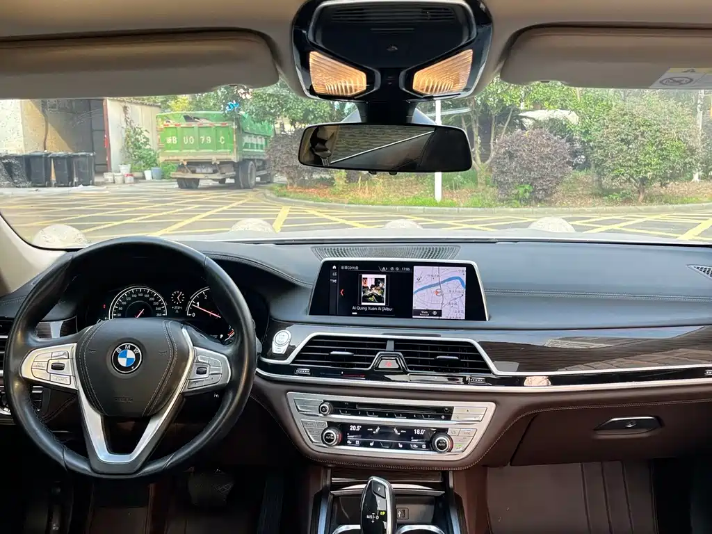BMW 7 Series — миниатюра 10