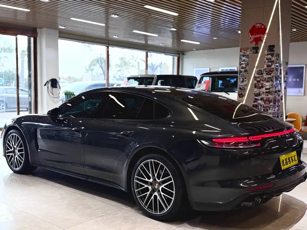 PORSCHE PANAMERA