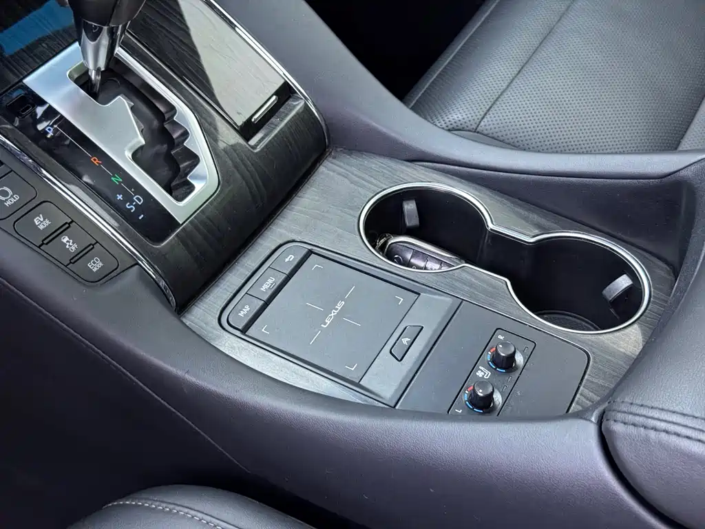 Lexus LM — миниатюра 7