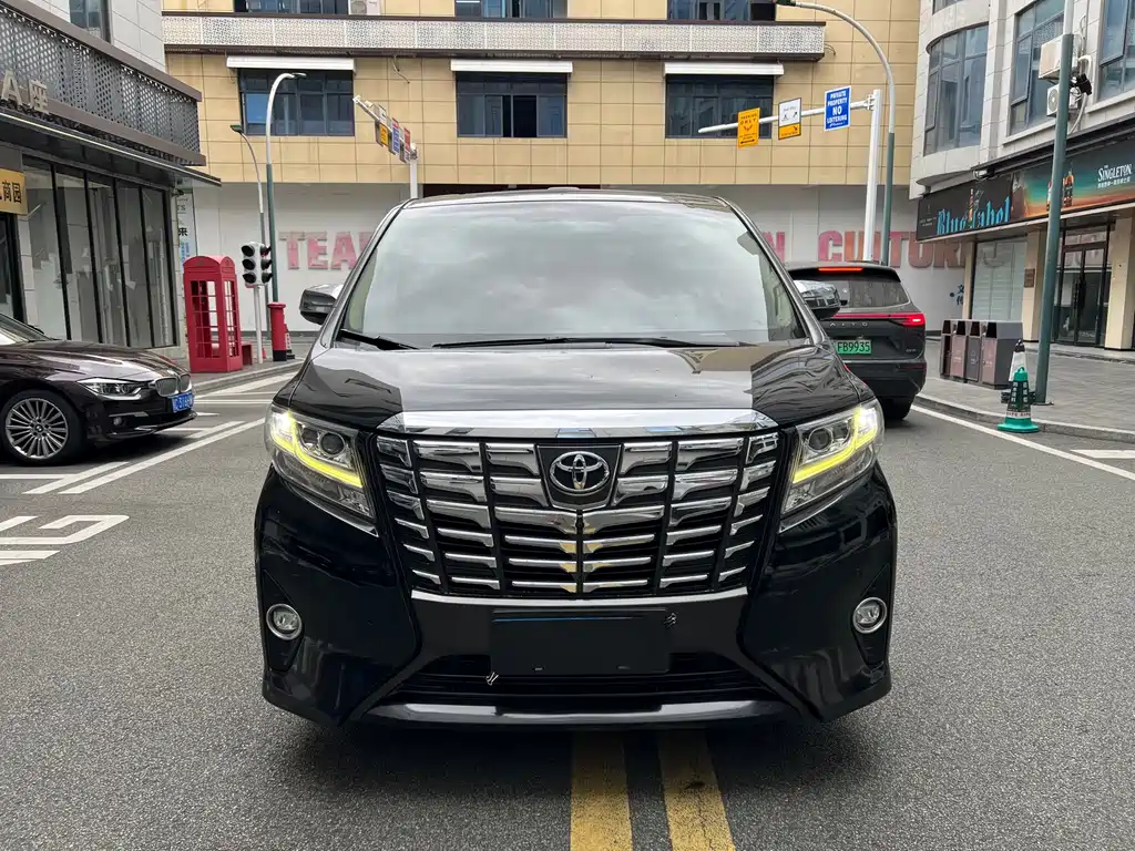 Toyota Alphard — миниатюра 2
