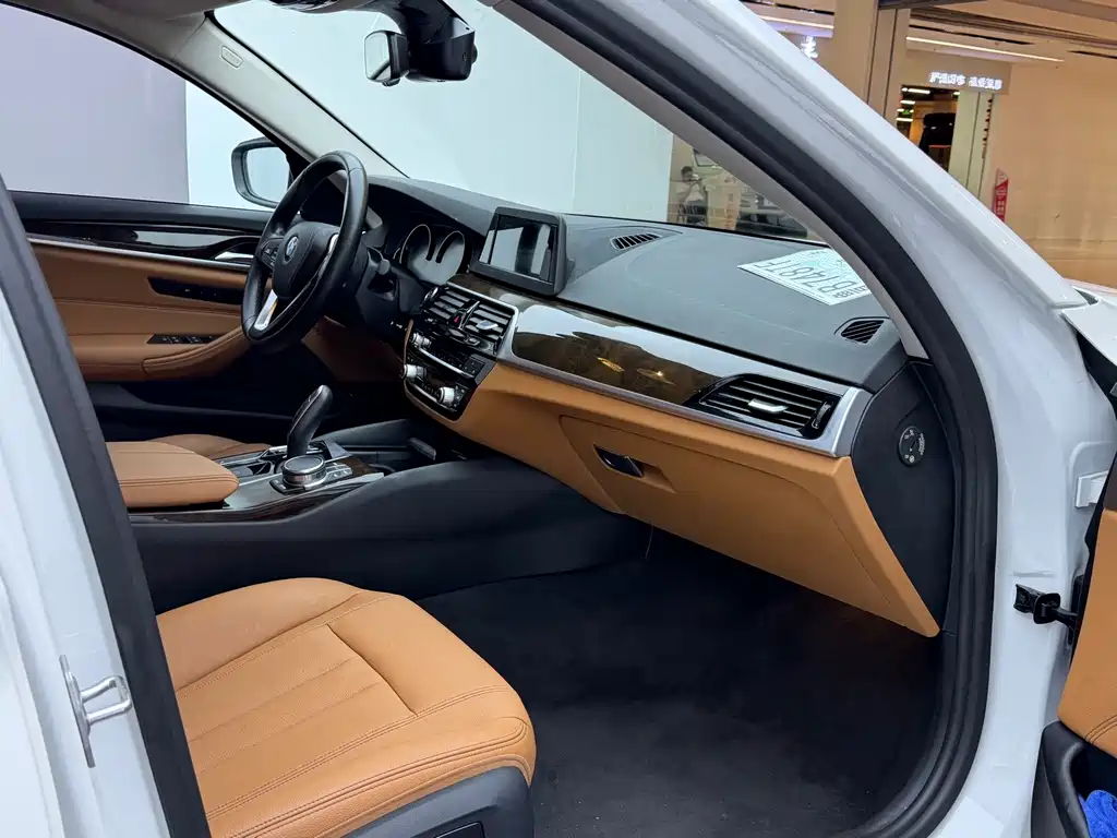 BMW 5 Series — миниатюра 10