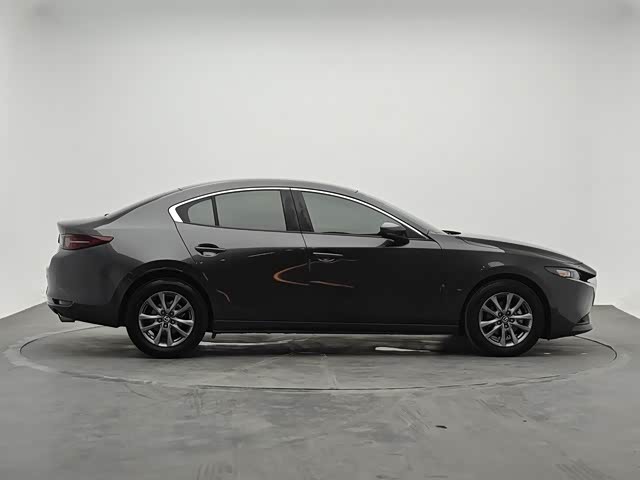 Mazda Mazda3 Axela 2.0 л 2023 г. Серебристо-серый, пробег 42699 км