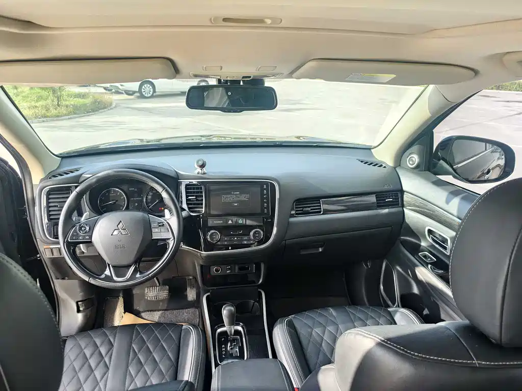 MITSUBISHI OUTLANDER