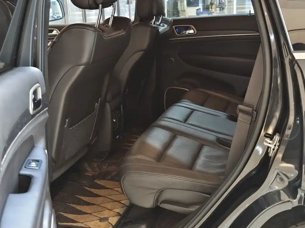 Jeep Grand Cherokee (Import) — миниатюра 14